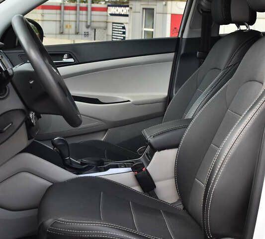 Сірий Хендай Туксон, об'ємом двигуна 2 л та пробігом 117 тис. км за 16900 $, фото 2 на Automoto.ua