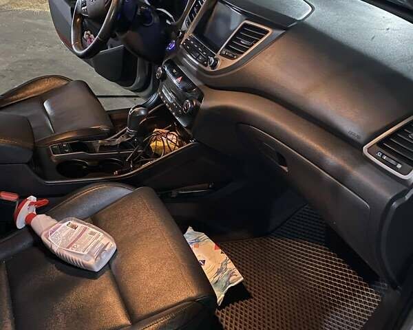Серый Хендай Туксон, объемом двигателя 2 л и пробегом 213 тыс. км за 19200 $, фото 15 на Automoto.ua