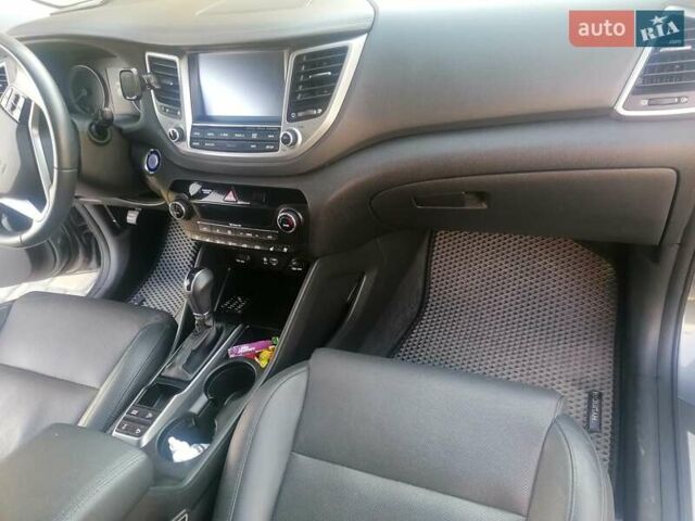 Серый Хендай Туксон, объемом двигателя 1.59 л и пробегом 80 тыс. км за 19000 $, фото 12 на Automoto.ua