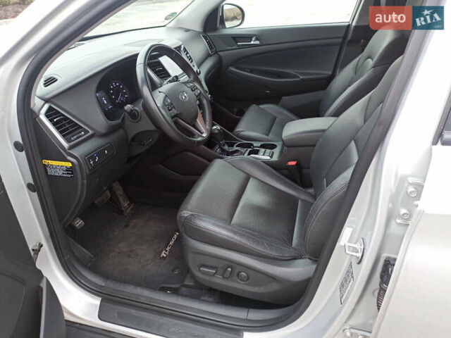 Серый Хендай Туксон, объемом двигателя 2 л и пробегом 141 тыс. км за 14500 $, фото 7 на Automoto.ua