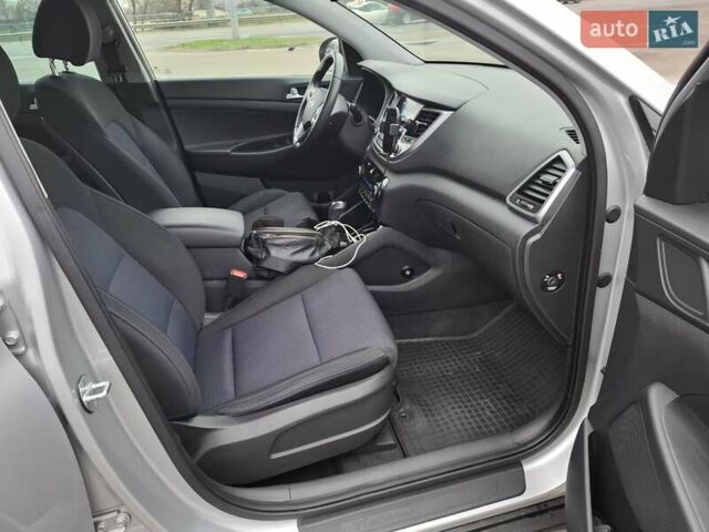 Сірий Хендай Туксон, об'ємом двигуна 2 л та пробігом 98 тис. км за 18500 $, фото 13 на Automoto.ua