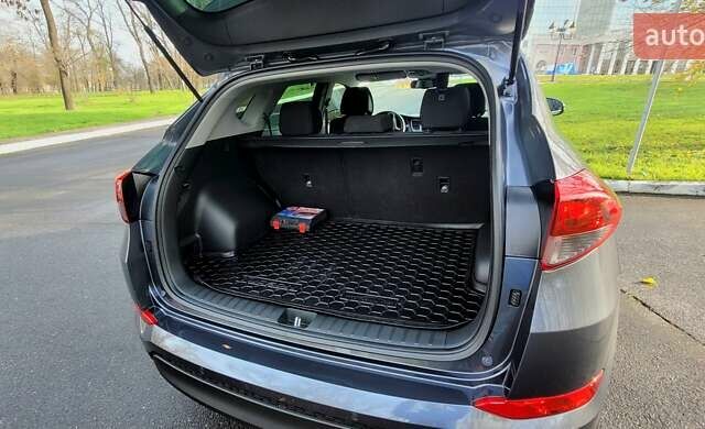 Серый Хендай Туксон, объемом двигателя 2 л и пробегом 19 тыс. км за 25000 $, фото 10 на Automoto.ua