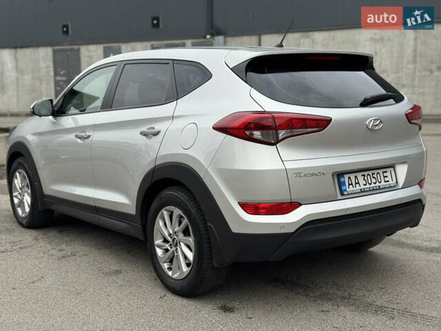 Серый Хендай Туксон, объемом двигателя 2 л и пробегом 122 тыс. км за 17500 $, фото 5 на Automoto.ua