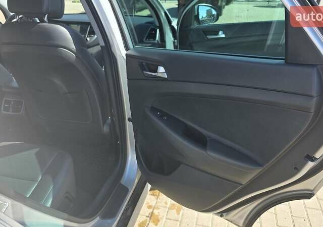 Серый Хендай Туксон, объемом двигателя 2 л и пробегом 137 тыс. км за 18900 $, фото 9 на Automoto.ua