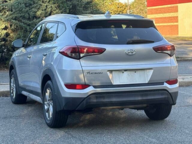 Сірий Хендай Туксон, об'ємом двигуна 2 л та пробігом 70 тис. км за 3900 $, фото 6 на Automoto.ua