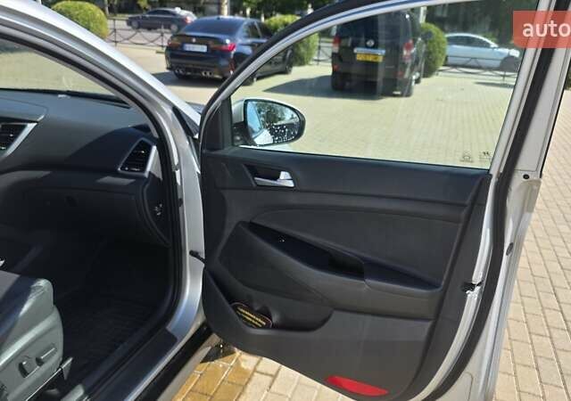 Серый Хендай Туксон, объемом двигателя 2 л и пробегом 137 тыс. км за 18900 $, фото 8 на Automoto.ua