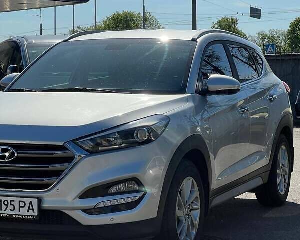 Сірий Хендай Туксон, об'ємом двигуна 2 л та пробігом 118 тис. км за 18990 $, фото 1 на Automoto.ua