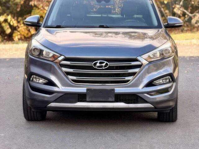 Сірий Хендай Туксон, об'ємом двигуна 1.6 л та пробігом 60 тис. км за 8000 $, фото 1 на Automoto.ua