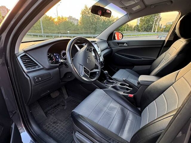 Серый Хендай Туксон, объемом двигателя 2 л и пробегом 92 тыс. км за 17800 $, фото 4 на Automoto.ua