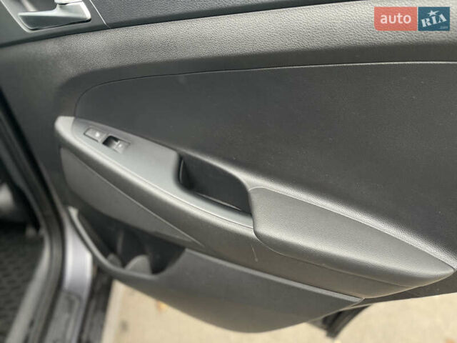 Серый Хендай Туксон, объемом двигателя 2 л и пробегом 193 тыс. км за 15300 $, фото 20 на Automoto.ua