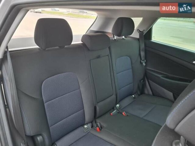 Сірий Хендай Туксон, об'ємом двигуна 2 л та пробігом 98 тис. км за 18500 $, фото 10 на Automoto.ua