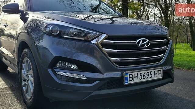 Серый Хендай Туксон, объемом двигателя 2 л и пробегом 19 тыс. км за 25000 $, фото 2 на Automoto.ua