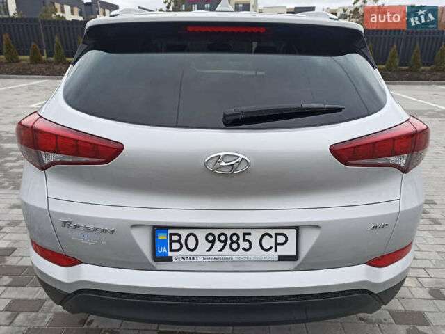 Серый Хендай Туксон, объемом двигателя 2 л и пробегом 141 тыс. км за 14500 $, фото 4 на Automoto.ua