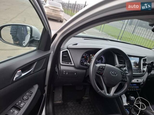 Сірий Хендай Туксон, об'ємом двигуна 2 л та пробігом 98 тис. км за 18500 $, фото 8 на Automoto.ua
