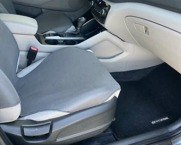 Серый Хендай Туксон, объемом двигателя 2 л и пробегом 118 тыс. км за 17200 $, фото 11 на Automoto.ua