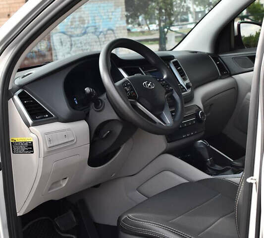 Сірий Хендай Туксон, об'ємом двигуна 2 л та пробігом 117 тис. км за 16900 $, фото 1 на Automoto.ua