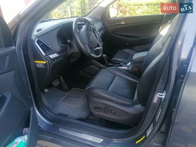 Серый Хендай Туксон, объемом двигателя 1.59 л и пробегом 80 тыс. км за 19000 $, фото 6 на Automoto.ua