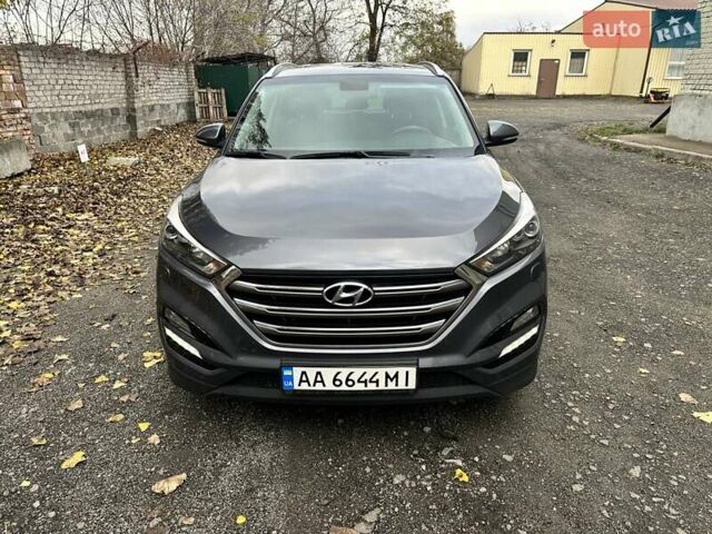 Серый Хендай Туксон, объемом двигателя 2 л и пробегом 140 тыс. км за 18200 $, фото 1 на Automoto.ua