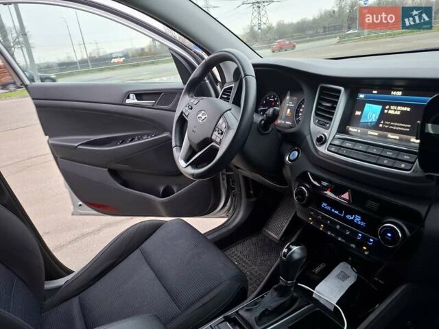 Сірий Хендай Туксон, об'ємом двигуна 2 л та пробігом 98 тис. км за 18500 $, фото 19 на Automoto.ua