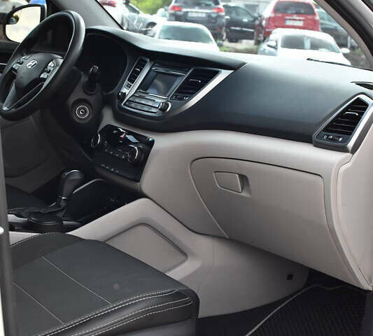 Сірий Хендай Туксон, об'ємом двигуна 2 л та пробігом 117 тис. км за 16900 $, фото 4 на Automoto.ua