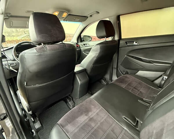 Сірий Хендай Туксон, об'ємом двигуна 2 л та пробігом 170 тис. км за 16900 $, фото 13 на Automoto.ua