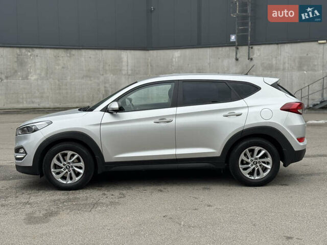 Серый Хендай Туксон, объемом двигателя 2 л и пробегом 122 тыс. км за 17500 $, фото 6 на Automoto.ua