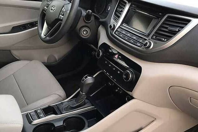 Серый Хендай Туксон, объемом двигателя 2 л и пробегом 130 тыс. км за 14400 $, фото 6 на Automoto.ua