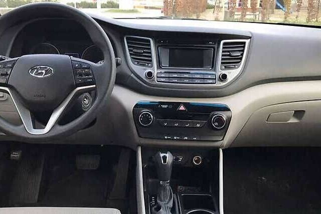 Серый Хендай Туксон, объемом двигателя 2 л и пробегом 130 тыс. км за 14400 $, фото 5 на Automoto.ua