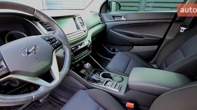 Серый Хендай Туксон, объемом двигателя 2 л и пробегом 19 тыс. км за 25000 $, фото 5 на Automoto.ua