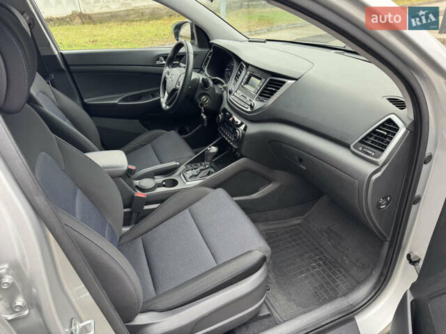 Серый Хендай Туксон, объемом двигателя 2 л и пробегом 122 тыс. км за 17500 $, фото 8 на Automoto.ua