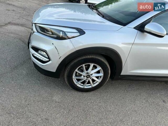 Серый Хендай Туксон, объемом двигателя 2 л и пробегом 176 тыс. км за 19500 $, фото 10 на Automoto.ua