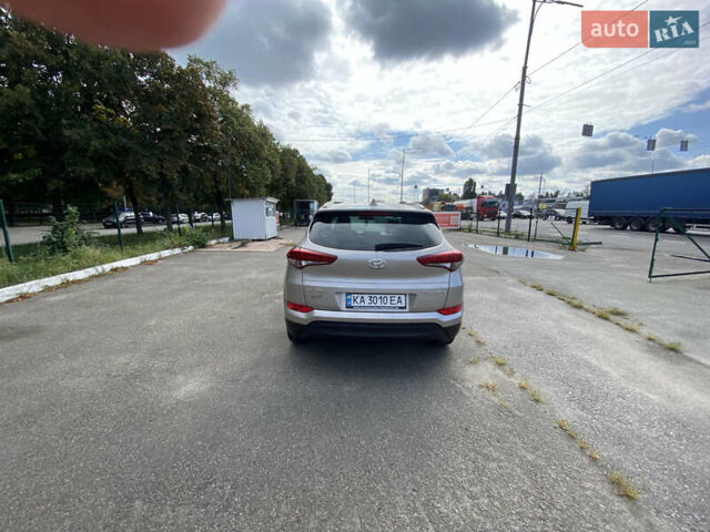 Серый Хендай Туксон, объемом двигателя 1.69 л и пробегом 297 тыс. км за 17500 $, фото 4 на Automoto.ua