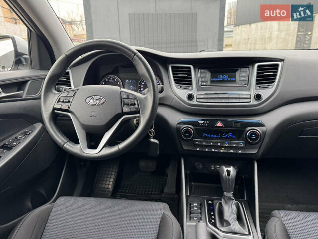 Серый Хендай Туксон, объемом двигателя 2 л и пробегом 122 тыс. км за 17500 $, фото 21 на Automoto.ua