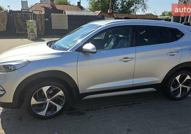 Серый Хендай Туксон, объемом двигателя 2 л и пробегом 137 тыс. км за 18900 $, фото 4 на Automoto.ua