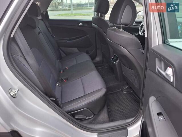 Сірий Хендай Туксон, об'ємом двигуна 2 л та пробігом 98 тис. км за 18500 $, фото 12 на Automoto.ua