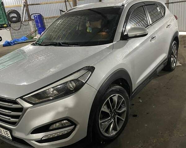 Серый Хендай Туксон, объемом двигателя 2 л и пробегом 213 тыс. км за 19200 $, фото 6 на Automoto.ua