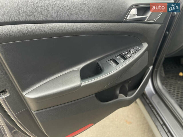 Серый Хендай Туксон, объемом двигателя 2 л и пробегом 193 тыс. км за 15300 $, фото 14 на Automoto.ua