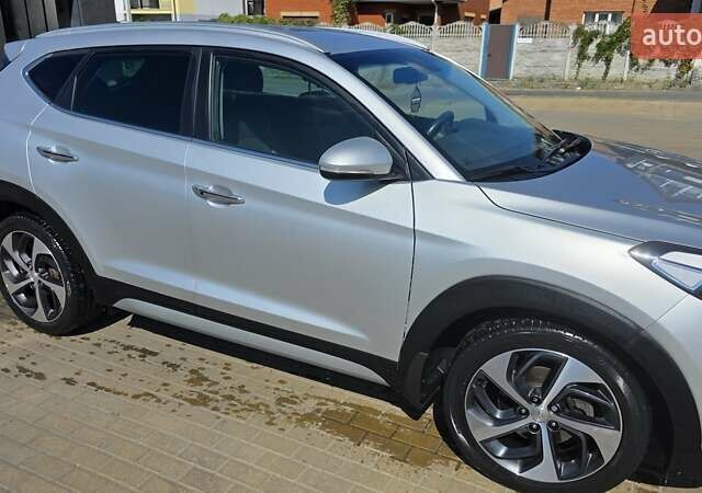 Серый Хендай Туксон, объемом двигателя 2 л и пробегом 137 тыс. км за 18900 $, фото 5 на Automoto.ua