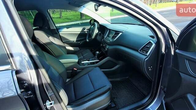 Серый Хендай Туксон, объемом двигателя 2 л и пробегом 19 тыс. км за 25000 $, фото 7 на Automoto.ua