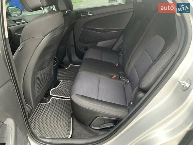 Сірий Хендай Туксон, об'ємом двигуна 2 л та пробігом 189 тис. км за 16900 $, фото 12 на Automoto.ua