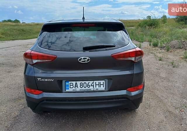 Серый Хендай Туксон, объемом двигателя 2 л и пробегом 166 тыс. км за 15000 $, фото 2 на Automoto.ua