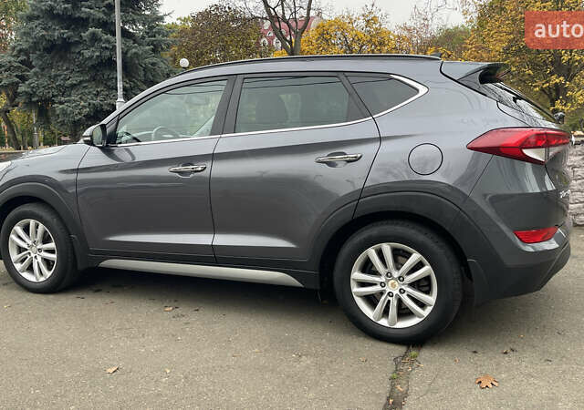 Серый Хендай Туксон, объемом двигателя 2 л и пробегом 193 тыс. км за 15300 $, фото 3 на Automoto.ua
