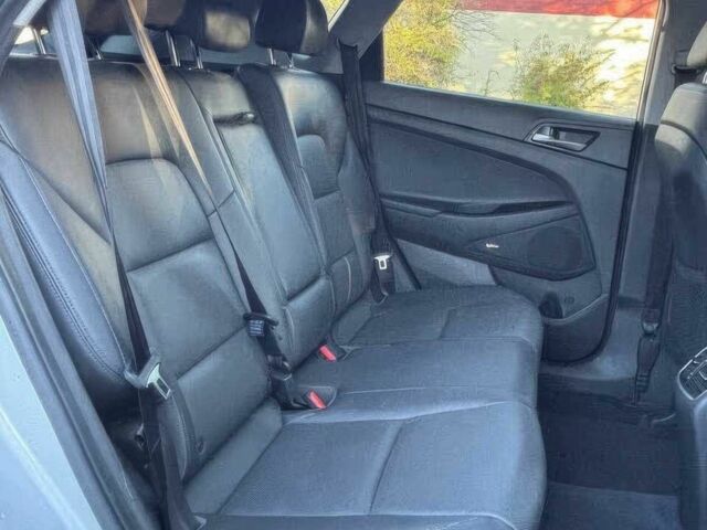 Сірий Хендай Туксон, об'ємом двигуна 2 л та пробігом 70 тис. км за 3900 $, фото 13 на Automoto.ua