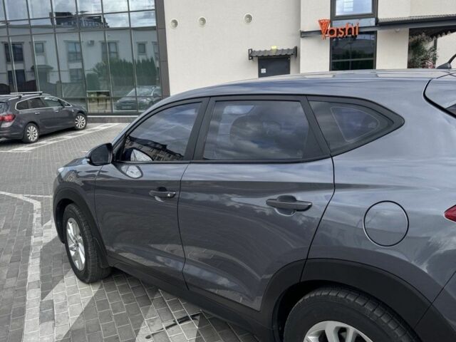 Серый Хендай Туксон, объемом двигателя 2 л и пробегом 65 тыс. км за 21000 $, фото 2 на Automoto.ua