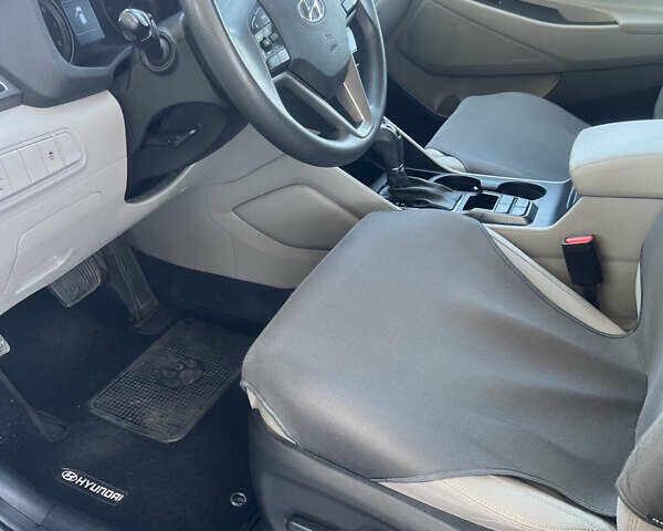 Серый Хендай Туксон, объемом двигателя 2 л и пробегом 118 тыс. км за 17200 $, фото 9 на Automoto.ua