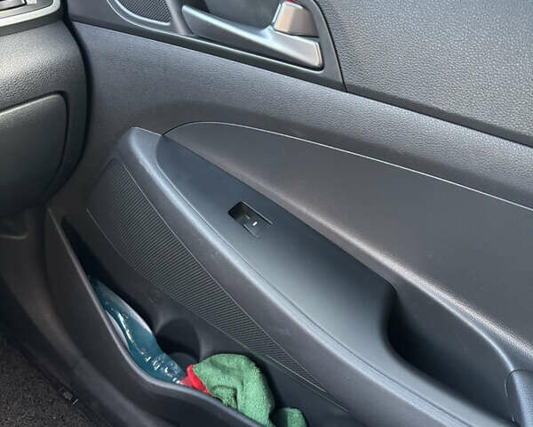 Сірий Хендай Туксон, об'ємом двигуна 2 л та пробігом 38 тис. км за 17000 $, фото 10 на Automoto.ua