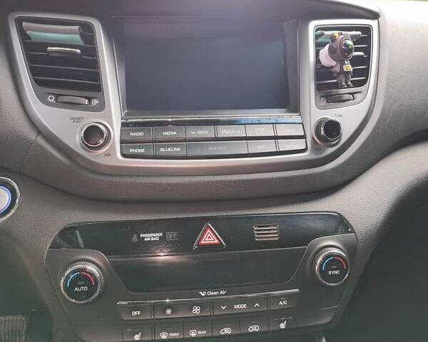 Сірий Хендай Туксон, об'ємом двигуна 2 л та пробігом 60 тис. км за 18200 $, фото 18 на Automoto.ua