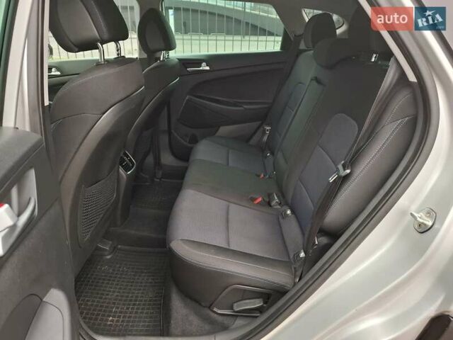 Сірий Хендай Туксон, об'ємом двигуна 2 л та пробігом 98 тис. км за 18500 $, фото 9 на Automoto.ua