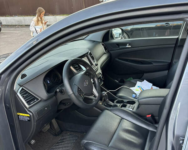 Сірий Хендай Туксон, об'ємом двигуна 2 л та пробігом 38 тис. км за 17000 $, фото 6 на Automoto.ua