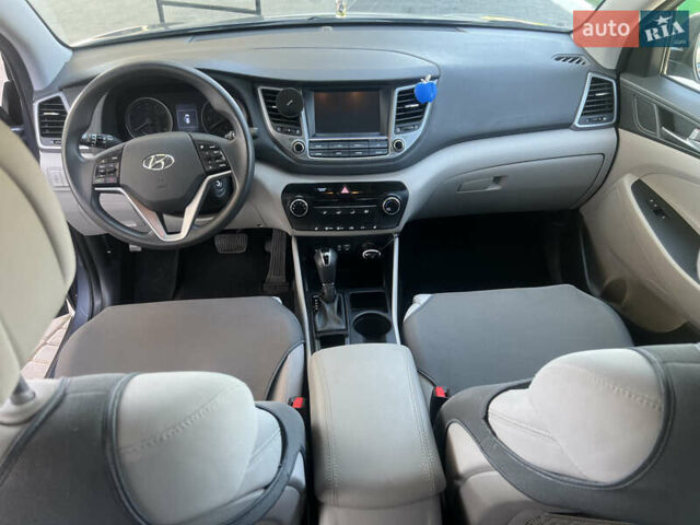 Серый Хендай Туксон, объемом двигателя 2 л и пробегом 118 тыс. км за 17200 $, фото 8 на Automoto.ua